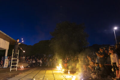 Une homme jongle avec des bâtons en feu sur une échelle - Agrandir l'image 38 sur 53, fenêtre modale