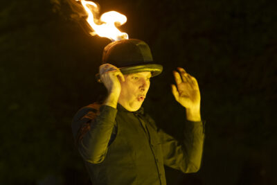 Une homme porte un chapeau en feu  - Agrandir l'image 40 sur 53, fenêtre modale