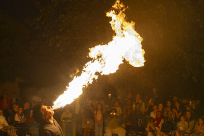 Un homme crache du feu - Agrandir l'image 43 sur 53, fenêtre modale