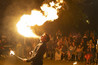 Un homme crache du feu - Agrandir l'image 44 sur 53, fenêtre modale