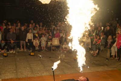 Un homme crache du feu - Agrandir l'image 46 sur 53, fenêtre modale