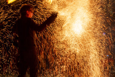 Une homme manipule des cordes en feu  - Agrandir l'image 48 sur 53, fenêtre modale