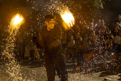 Une homme manipule des cordes en feu  - Agrandir l'image 49 sur 53, fenêtre modale