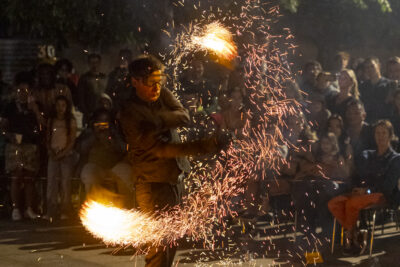 Une homme manipule des cordes en feu  - Agrandir l'image 50 sur 53, fenêtre modale