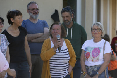 Une femme parle au micro - Agrandir l'image 6 sur 53, fenêtre modale