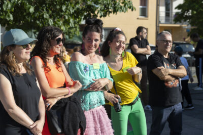 Des femmes sourient - Agrandir l'image 7 sur 53, fenêtre modale