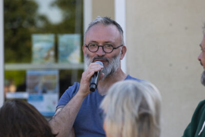 Un monsieur parle au micro - Agrandir l'image 8 sur 53, fenêtre modale