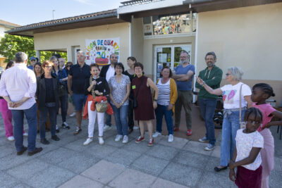 Une femme parle au micro entourée de personnes  - Agrandir l'image 9 sur 53, fenêtre modale