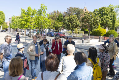 Les élus rassemblés place de la Mairie face au groupe de personnes venues pour la balade - Agrandir l'image 4 sur 16, fenêtre modale