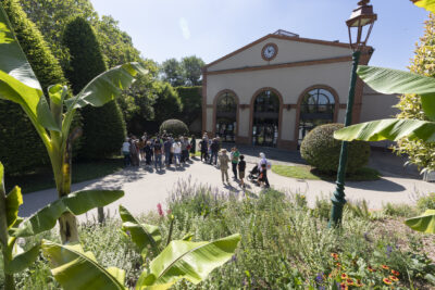 Le groupe en balade passe devant le cinéma de l'Utopia - Agrandir l'image 6 sur 16, fenêtre modale