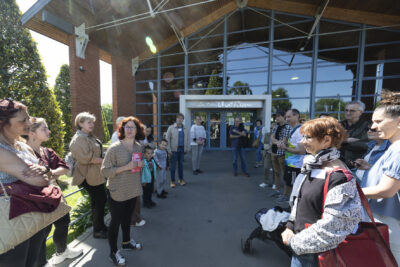 Groupe d'une cinquantaine de personnes devant la Médiathèque - Agrandir l'image 7 sur 16, fenêtre modale