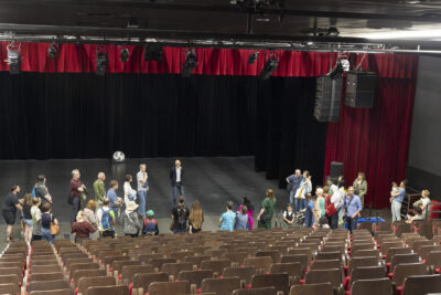 Un groupe d'une cinquantaine de personnes visite la salle de spectacle de l'Escale - Agrandir l'image 12 sur 16, fenêtre modale