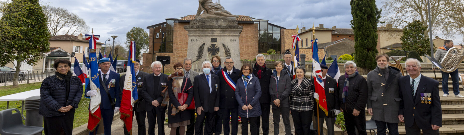 Photo des élus rassemblés devant le monument aux morts