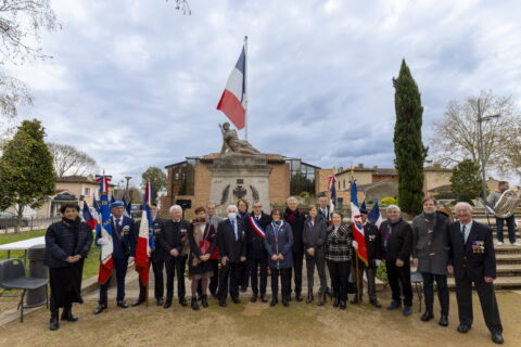 Photo des élus rassemblés devant le monument aux morts
