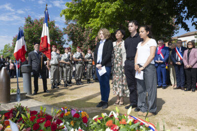 Photo de jeunes avec l'élue Rachida Lucazeau devant le Monument aux morts - Agrandir l'image 4 sur 17, fenêtre modale