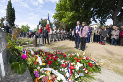 Photo du Maire et de l'élue Corinne Giner devant le Monument aux morts - Agrandir l'image 5 sur 17, fenêtre modale