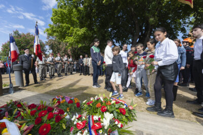 Photo des enfants et jeunes qui déposent une gerbe au Monument aux morts - Agrandir l'image 6 sur 17, fenêtre modale