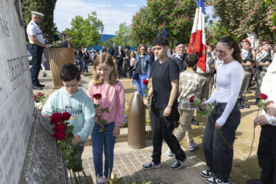 Photo d'enfants qui déposent une gerbe au monument aux morts - Agrandir l'image 7 sur 17, fenêtre modale