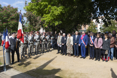 Photo des élus rassemblés avec les anciens combattants devant le Monument aux morts, des militaires en rang sur le côté - Agrandir l'image 2 sur 17, fenêtre modale