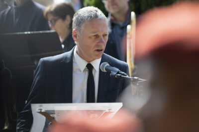 Photo d'un homme qui parle au micro - Agrandir l'image 9 sur 17, fenêtre modale