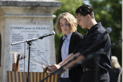 Photo de deux jeunes qui parlent au micro - Agrandir l'image 11 sur 17, fenêtre modale