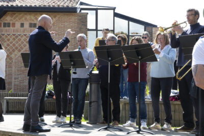 Photo de l'orchestre qui joue - Agrandir l'image 17 sur 17, fenêtre modale
