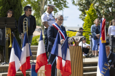 Photo du Maire qui fait un discours - Agrandir l'image 8 sur 17, fenêtre modale