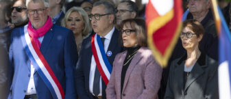 Photo du Maire et des élus qui chantent la Marseillaise
