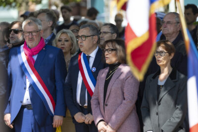Photo du Maire et des élus qui chantent la Marseillaise - Agrandir l'image 15 sur 17, fenêtre modale