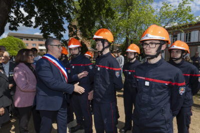 Photo du Maire Frédéric Parre qui serre la main aux sapeurs-pompiers - Agrandir l'image 16 sur 17, fenêtre modale