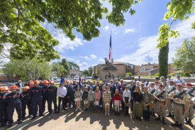 Photo d'ensemble des élus, pompiers et militaires, anciens combattants et enfants devant le Monument aux morts - Agrandir l'image 1 sur 17, fenêtre modale