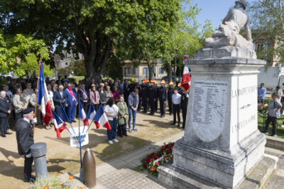 Photo de jeunes devant le Monument aux morts - Agrandir l'image 3 sur 17, fenêtre modale