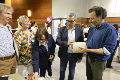 Un homme montre au Maire Frédéric Parre, aux élus PAtrick Chartier, Laurence Staskiewicz et Corinne Giner un rouleau de ficelle beige - Agrandir l'image 8 sur 17, fenêtre modale