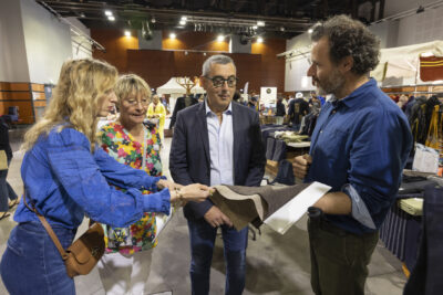 Un homme montre au Maire Frédéric Parre et aux élues Aurore Dufaud et Laurence Staskiewicz un tissu - Agrandir l'image 7 sur 17, fenêtre modale