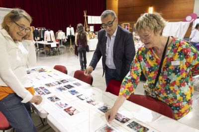 Le Maire Frédéric Parre et l'élue Laurence Staskiewicz regardent une fresque sur un stand sous les yeux de la femme qui tient le stand - Agrandir l'image 2 sur 17, fenêtre modale