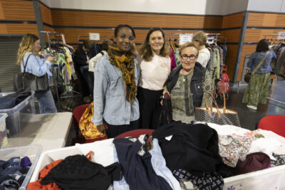 Trois femmes posent ensemblent derrière un stand de vêtements - Agrandir l'image 15 sur 17, fenêtre modale
