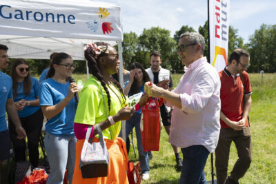 Le maire distribue des cadeaux - Agrandir l'image 8 sur 32, fenêtre modale