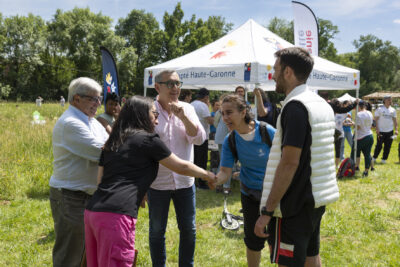 Le maire discute avec les habitants - Agrandir l'image 3 sur 32, fenêtre modale