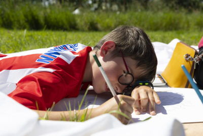 Un garçon dessine - Agrandir l'image 10 sur 32, fenêtre modale