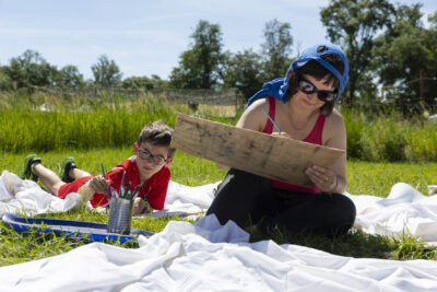 Deux personnes dessinent - Agrandir l'image 11 sur 32, fenêtre modale