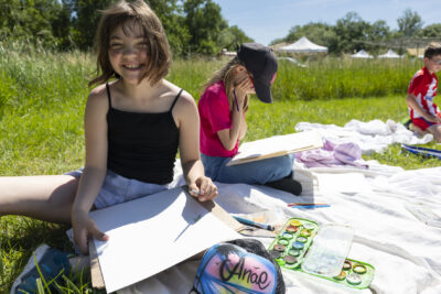 Une fille sourit - Agrandir l'image 12 sur 32, fenêtre modale