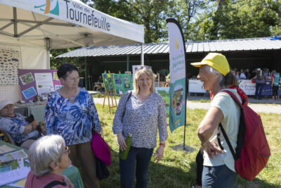 Des habitants discutent ensemble  - Agrandir l'image 14 sur 32, fenêtre modale