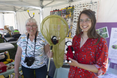 Deux femmes avec un filet et des peluches - Agrandir l'image 15 sur 32, fenêtre modale
