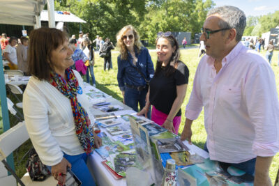 Le maire discute avec des habitants - Agrandir l'image 16 sur 32, fenêtre modale