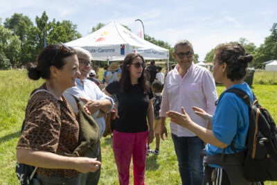 Le maire discute avec les habitants - Agrandir l'image 4 sur 32, fenêtre modale