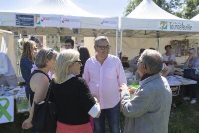 Le maire discute avec des habitants - Agrandir l'image 1 sur 32, fenêtre modale