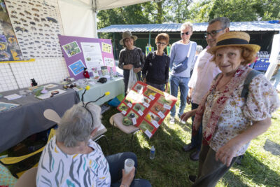 Les habitants et le maire en apprennent plus sur les insectes. - Agrandir l'image 18 sur 32, fenêtre modale