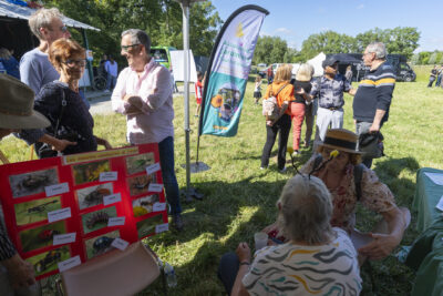 Les habitants discutent entre eux  - Agrandir l'image 19 sur 32, fenêtre modale