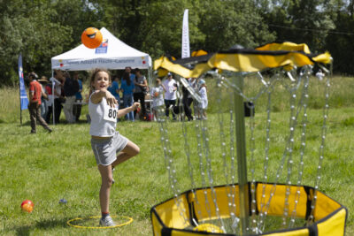 Une fille joue à lancer une balle - Agrandir l'image 5 sur 32, fenêtre modale