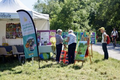 Les habitants découvrent les stands  - Agrandir l'image 21 sur 32, fenêtre modale